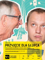 Plakat spektaklu: twarze dwóch mężczyzn, jeden z nich profilem krzyczy do ucha drugiego. W tle rysunek wieży Eiffla. U dołu plakatu informacje o spektaklu.