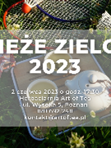 Plakat przedstawia tackę z dwiema filiżankiami herbaty, które są postawione na trawie. Na plakacie znajdują się również informacje przedstawione w opisie.