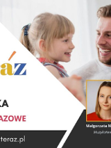 Uśmiechnięte twarze dziecka i dwójki dorosłych