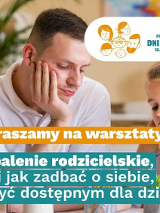 Rodzic z dzieckiem przy stole, oboje maja podpartą glowe na dłoni i spuszczony wzrok