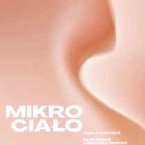 Prostokątna, poziomo zorientowana grafika. Abstrakcyjne tło w cielistych kolorach. Łagodne przejścia między odcieniami tworzą wrażenie ruchu. Na tym tle duży biały napis: Mikrociało. Mniejsze napisy: nazwiska artystek.
