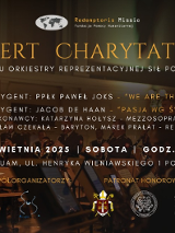 Na pierwszym planie mężczyzna w mundurze dyryguje orkiestrą. W tle członkowie orkiestry w trakcie występu. Białe i żółte napisy informujące o wydarzeniu.