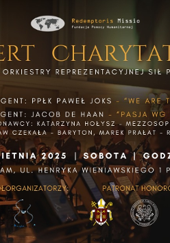 Na pierwszym planie mężczyzna w mundurze dyryguje orkiestrą. W tle członkowie orkiestry w trakcie występu. Białe i żółte napisy informujące o wydarzeniu.