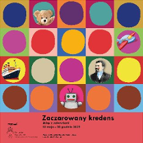 Kolorowa grafika składająca się z kwadratów o różnych kolorach, w środku znajdują się kolorowe kółka. W niektórych kółkach są dodatkowe elementy, np. pluszowy miś, statek, samolot. Na dole czarne napisy informujące o wydarzeniu.