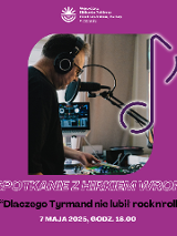 Białe i czarne napisy z nazwą i datą wydarzenia na fioletowym tle. W środku zdjęcie mężczyzny w słuchawkach stojącego przy konsolecie.