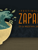Czarka, z której unosi się fala, ozdobiona liśmy herbaty, położona na drewnianym blacie. Czarne tło. Informacje dotyczące wydarzenia zawarte w treści artykułu.