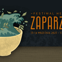 Czarka, z której unosi się fala, ozdobiona liśmy herbaty, położona na drewnianym blacie. Czarne tło. Informacje dotyczące wydarzenia zawarte w treści artykułu.
