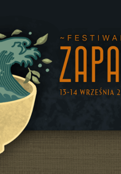 Czarka, z której unosi się fala, ozdobiona liśmy herbaty, położona na drewnianym blacie. Czarne tło. Informacje dotyczące wydarzenia zawarte w treści artykułu.