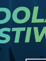 W tle widać klaszczące dłonie. Na froncie kolorowe napisy, zdjęcia występujących artystów, szczegóły zawarte w treści artykułu.