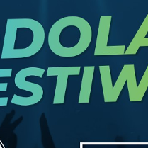 W tle widać klaszczące dłonie. Na froncie kolorowe napisy, zdjęcia występujących artystów, szczegóły zawarte w treści artykułu.