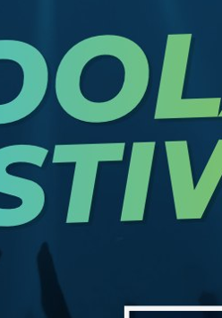 W tle widać klaszczące dłonie. Na froncie kolorowe napisy, zdjęcia występujących artystów, szczegóły zawarte w treści artykułu.