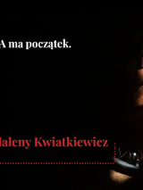 Postać z zamkniętymi oczami, oświetlona częściowo światłem, z niebieskimi malunkami na twarzy i ozdobami na szyi na czarnym tle. Szczegółowe informacje na temat wydarzenia zawarte w artykule.