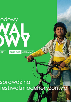 Z prawej strony w tle góra i łąka. Na pierwszym planie chłopiec w kasku trzymający rower, obok chłopiec z długim patykiem, a obok człopiec z plecakiem. Z lewej strony białe napisy na zielonym tle. Szczegóły dotyczące wydarzenia zawarte w treści artykułu.