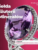 Srebrny pierścionek z fioletowym kamieniem przedstawiony w dużym zbliżeniu na różowym tle. Szczegóły dotyczące wydarzenia zawarte w treści artykułu.