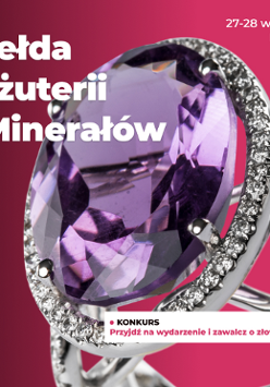 Srebrny pierścionek z fioletowym kamieniem przedstawiony w dużym zbliżeniu na różowym tle. Szczegóły dotyczące wydarzenia zawarte w treści artykułu.