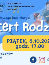 Ilustracja przedstawiająca rodzinę: dorosłego mężczyznę, kobietę oraz dwoje dzieci, dziewczynkę w sukience z kokardą we włosach i chłopca w zielonej bluzce, którego mężczyzna trzyma na kolanach. Rodzina siedzi razem obok siebie. Obok nich z prawej strony widać niemowlę, a z lewej znajduje się pianino. Niebieskie tło. Szczegółowe informacje na temat wydarzenia zawarte w treści artykułu.