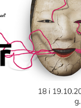 Japońska maska z lekko uśmiechniętymi, czerwonymi ustami. Z maski wychodzą różowe nitki, które rozciągają się na boki grafiki. Po lewej stronie umieszczony jest tytuł "Poszarpane". W górnej części plakatu znajdują się logotypy organizatorów. Na dole po prawej stronie podane są szczegółowe informacje zawarte w treści artykułu.