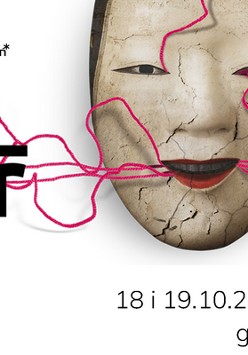 Japońska maska z lekko uśmiechniętymi, czerwonymi ustami. Z maski wychodzą różowe nitki, które rozciągają się na boki grafiki. Po lewej stronie umieszczony jest tytuł "Poszarpane". W górnej części plakatu znajdują się logotypy organizatorów. Na dole po prawej stronie podane są szczegółowe informacje zawarte w treści artykułu.