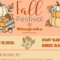 Po lewej stronie znajdują się 3 książki, na których leży biała dynia otoczona liśćmi i białym kwiatem. Po prawej stronie znajdują się 3 dynie różnej wielkości ozdobione liśćmi i białym kwiatem. Na dole po prawej stronie widać dwa jabłka, oba ozdobione liśćmi. W centralnej części grafiki między napisami umieszczono skarpetki. Szczegółowe informacje o wydarzeniu zawarte w treści artykułu.