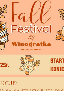 Po lewej stronie znajdują się 3 książki, na których leży biała dynia otoczona liśćmi i białym kwiatem. Po prawej stronie znajdują się 3 dynie różnej wielkości ozdobione liśćmi i białym kwiatem. Na dole po prawej stronie widać dwa jabłka, oba ozdobione liśćmi. W centralnej części grafiki między napisami umieszczono skarpetki. Szczegółowe informacje o wydarzeniu zawarte w treści artykułu.