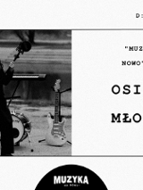 Czarno-biała fotografia przedstawia kobietę w długim płaszczu, która się uśmiecha i trzyma mikrofon na statywie. Za nią znajdują się różne instrumenty muzyczne: gitara basowa, gitara akustyczna, perkusja i gitara elektryczna. W tle woda i schody.