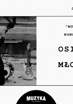 Czarno-biała fotografia przedstawia kobietę w długim płaszczu, która się uśmiecha i trzyma mikrofon na statywie. Za nią znajdują się różne instrumenty muzyczne: gitara basowa, gitara akustyczna, perkusja i gitara elektryczna. W tle woda i schody.