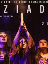 Plakat teatralny przedstawiający trzy kobiety stojące na scenie w ciemnym, nastrojowym oświetleniu. Kobieta na środku trzyma otwartą księgę uniesioną w górę, z której unosi się pył. Pozostałe dwie kobiety patrzą w górę, każda trzyma w dłoniach świecę. Wokół napisy oraz logo PAPA. Szczegóły związane z wydarzeniem zawarte w treści artykułu.