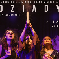 Plakat teatralny przedstawiający trzy kobiety stojące na scenie w ciemnym, nastrojowym oświetleniu. Kobieta na środku trzyma otwartą księgę uniesioną w górę, z której unosi się pył. Pozostałe dwie kobiety patrzą w górę, każda trzyma w dłoniach świecę. Wokół napisy oraz logo PAPA. Szczegóły związane z wydarzeniem zawarte w treści artykułu.