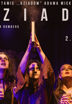 Plakat teatralny przedstawiający trzy kobiety stojące na scenie w ciemnym, nastrojowym oświetleniu. Kobieta na środku trzyma otwartą księgę uniesioną w górę, z której unosi się pył. Pozostałe dwie kobiety patrzą w górę, każda trzyma w dłoniach świecę. Wokół napisy oraz logo PAPA. Szczegóły związane z wydarzeniem zawarte w treści artykułu.