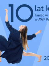 W centralnej części grafiki znajduje się tancerka w granatowym stroju, uchwycona w dynamicznej pozie na jasnoniebieskim tle. Wokół napisy, loga patronów i organizatorów oraz data wydarzenia, zawarte w treści artykułu.