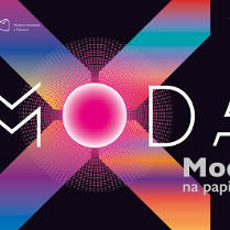 Na czarnym tle znajduje się duża, kolorowa abstrakcyjna kompozycja w formie litery "X" z gradientami różu, fioletu, niebieskiego i pomarańczu. Na środku widnieje okrąg o intensywnym różowym środku. Głównym elementem grafiki jest napis "Moda". W prawym górnym rogu podano datę wystawy. Na dole widnieje tytuł "Moda na papierze" oraz logo "Graphic Matters".