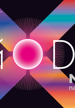 Na czarnym tle znajduje się duża, kolorowa abstrakcyjna kompozycja w formie litery "X" z gradientami różu, fioletu, niebieskiego i pomarańczu. Na środku widnieje okrąg o intensywnym różowym środku. Głównym elementem grafiki jest napis "Moda". W prawym górnym rogu podano datę wystawy. Na dole widnieje tytuł "Moda na papierze" oraz logo "Graphic Matters".