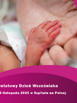 Zbliżenie na dłoń wcześniaka, która spoczywa na dłoni osoby dorosłej. Widać delikatną, czerwoną skórę niemowlęcia oraz elementy szpitalnego ubranka i aparatury. U dołu grafiki znajduje się fioletowo-różowe pole z napisem: "Światowy Dzień Wcześniaka - 16 listopada 2025 w Szpitalu na Polnej".