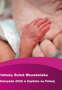 Zbliżenie na dłoń wcześniaka, która spoczywa na dłoni osoby dorosłej. Widać delikatną, czerwoną skórę niemowlęcia oraz elementy szpitalnego ubranka i aparatury. U dołu grafiki znajduje się fioletowo-różowe pole z napisem: "Światowy Dzień Wcześniaka - 16 listopada 2025 w Szpitalu na Polnej".