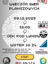 Na górze po lewej stronie znajduje się kość do gry. W tle umieszczono duży, jasnoszary zarys mapy z siatką ulic. Na froncie dłonie pikselowe wskazujące w dół. Po prawej stronie plakatu umieszczono logotypy wydawców gier planszowych. U dołu widnieje żółty przycisk z napisem "Start". Pod nim znajdują się trzy dodatkowe logotypy z ilustracją graczy przy stole, logo Plan-Sza oraz zielono-białe logo ODK "Pod Lipami". Informacja o rezerwacjach zawarta w treści artykułu.