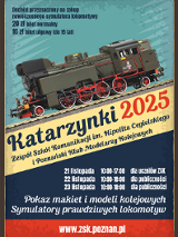 Plakat z ilustracją realistycznego modelu lokomotywy jadącej po torach, ukazanej z boku. Lokomotywa ma ciemnozielone i czarne elementy oraz czerwone koła. Tło plakatu jest utrzymane w odcieniach błękitu z diagonalnym podziałem kolorów. Dolna część grafiki ma granatowe i czerwone pola, a całość ma stylizowaną, lekko postarzaną ramkę. Widoczne napisy, szczegółowe informacje o wydarzeniu zawarte w treści artykułu.
