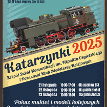 Plakat z ilustracją realistycznego modelu lokomotywy jadącej po torach, ukazanej z boku. Lokomotywa ma ciemnozielone i czarne elementy oraz czerwone koła. Tło plakatu jest utrzymane w odcieniach błękitu z diagonalnym podziałem kolorów. Dolna część grafiki ma granatowe i czerwone pola, a całość ma stylizowaną, lekko postarzaną ramkę. Widoczne napisy, szczegółowe informacje o wydarzeniu zawarte w treści artykułu.