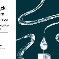 Z prawej strony biała świeczka w formie szkicu z unoszącym się dymem. Z lewej strony znajdują się czarne napisy na białym tle, są to informacje dotyczące wydarzenia, zawarte w treści artykułu.