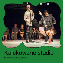 W zielonej ramce wyciętej w nieregularny kształt znajduje się zdjęcie przedstawiające grupę artystów performujących na scenie. Na zielonym tle znajdują się logo sceny roboczej oraz szczegóły wydarzenia zawarte w treści artykułu.