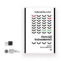 Okładka książki "Dowód tożsamości". Na białym tle znajduje się kompozycja złożona z wielu czarnych znaków, ułożonych w pionowe szeregi. W górnej części dwa z nich są czerwone, a niżej dwa są zielone. Pod grafiką umieszczony jest tytuł książki, a niżej mniejszym drukiem widnieje nazwisko tłumaczki. Okładkę otacza cienka czarna ramka
