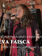 Na zdjęciu widać wokalistkę śpiewającą do mikrofonu, z długimi, kręconymi włosami i czerwonym szalem, a obok niej muzyka grającego na kontrabasie. W tle znajdują się drewniane ściany i dekoracje. Na froncie widać napisy - szczegóły dotyczące wydarzenia, zawarte w treści artykułu.