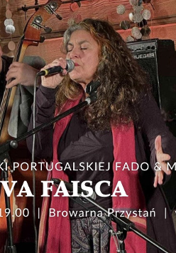 Na zdjęciu widać wokalistkę śpiewającą do mikrofonu, z długimi, kręconymi włosami i czerwonym szalem, a obok niej muzyka grającego na kontrabasie. W tle znajdują się drewniane ściany i dekoracje. Na froncie widać napisy - szczegóły dotyczące wydarzenia, zawarte w treści artykułu.