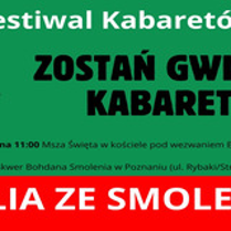 Czarne i białe napisy na zielonym tle - szczegóły na temat wydarzenia zawarte w treści artykułu. W dolnej części grafiki tytuł wydarzenia zapisany białą czcionką na czerwonym tle. Do tego z prawej strony grafika przedstawiająca kapelusz i oczy oraz napis w kształcie przypominającym uśmiech "zostań gwiazdą kabaretu".