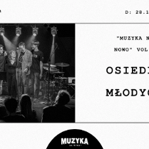 Czarno-białe zdjęcie zespołu na scenie. Z prawej strony tytuł wydarzenia napisany czarną czcionką na białym tle, umieszczony wraz ze zdjęciem w czarnej ramce. Na dole po środku logo klubu "Muzyka na nowo", do góry informacje o wydarzeniu zawarte w treści artykułu.