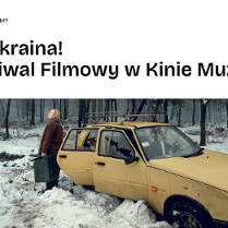 Na górze plakatu znajduje się biały pasek z czarnym tytułem wydarzenia. Poniżej umieszczono zdjęcie przedstawiające kobietę stojącą obok starego, żółtego samochodu zakopanego w śniegu. Kobieta trzyma zielony kanister i patrzy w stronę lasu, który rozciąga się w tle.