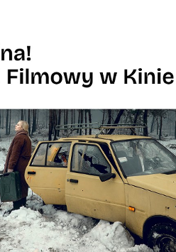 Na górze plakatu znajduje się biały pasek z czarnym tytułem wydarzenia. Poniżej umieszczono zdjęcie przedstawiające kobietę stojącą obok starego, żółtego samochodu zakopanego w śniegu. Kobieta trzyma zielony kanister i patrzy w stronę lasu, który rozciąga się w tle.