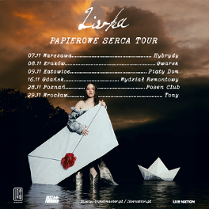 Plakat koncertowy. Na pierwszym planie stoi kobieta w srebrzystym stroju, której stopy są zanurzone w wodzie. Kobieta trzyma dużą papierową kopertę ozdobioną czerwoną pieczęcią w kształcie serca. Obok niej unosi się papierowa łódka. W tle widać ciemne chmury nad linią drzew o zachodzie słońca. Powyżej postaci informacje o trasie koncertowej.