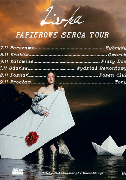 Plakat koncertowy. Na pierwszym planie stoi kobieta w srebrzystym stroju, której stopy są zanurzone w wodzie. Kobieta trzyma dużą papierową kopertę ozdobioną czerwoną pieczęcią w kształcie serca. Obok niej unosi się papierowa łódka. W tle widać ciemne chmury nad linią drzew o zachodzie słońca. Powyżej postaci informacje o trasie koncertowej.