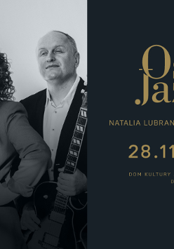 Plakat wydarzenia. Po lewej stronie znajduje się czarno-białe zdjęcie trzech muzyków: kobiety z kręconymi włosami stojącej na środku oraz dwóch mężczyzn po jej bokach, z których jeden trzyma gitarę. Po prawej stronie na ciemnym tle umieszczono złote napisy informujące o koncercie, uwzględnione w treści artykułu.