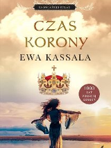 Okładka książki "Czas korony" autorstwa Ewy Kassali. W górnej części znajduje się korona na tle jasnego nieba. Na dole widoczna jest sylwetka kobiety stojącej na plaży, z rozwianymi włosami i ramionami uniesionymi na boki, w tle zachodzące słońce. Obok korony widnieje okrągły znak z napisem: "1000 lat polskiej korony".